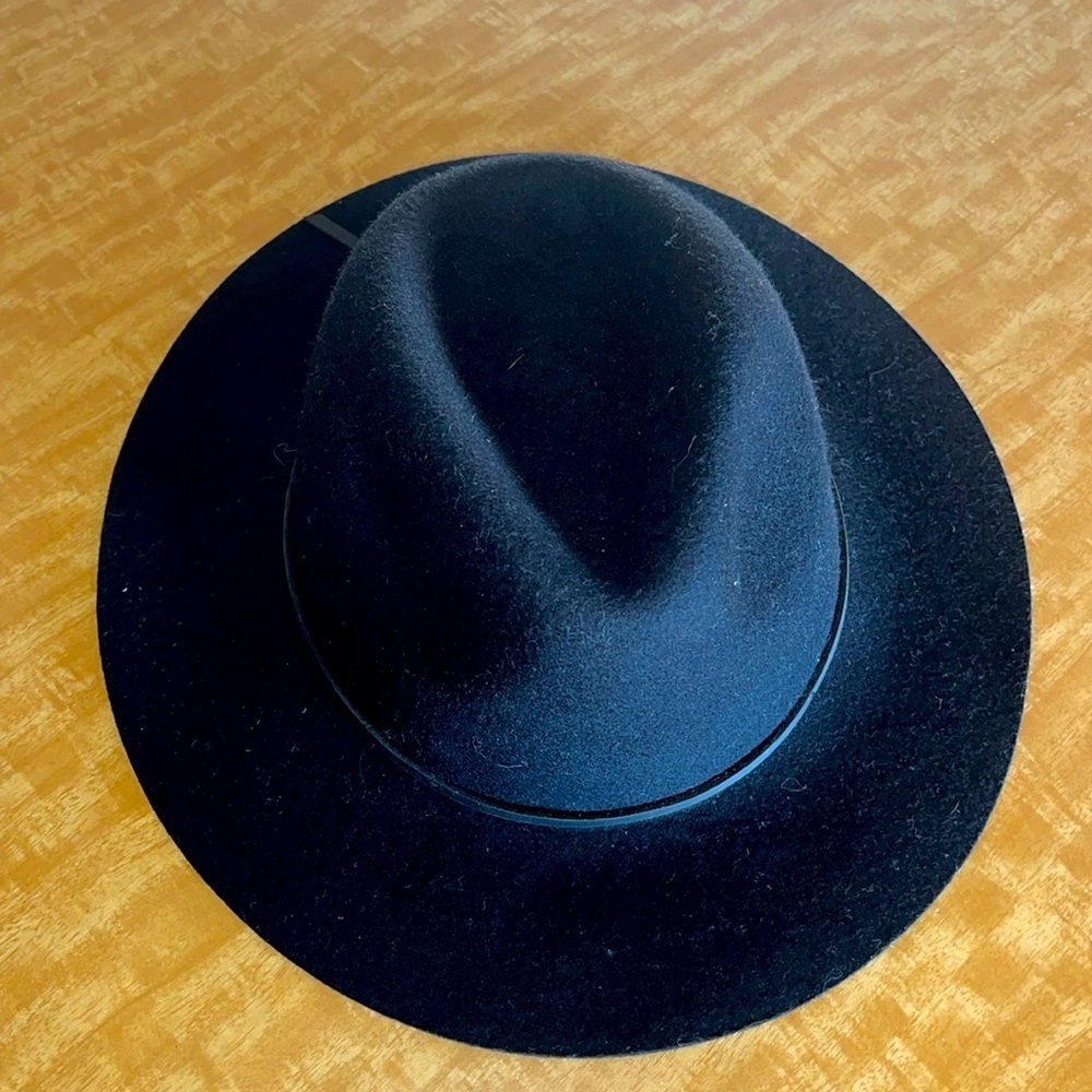 Brixton black hat with leather band size small , in excellent condition